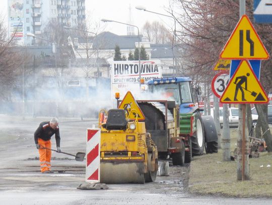 DROGI POWIATOWE: ŁATANIE ROZPOCZĘTE   