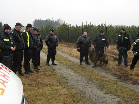 POLICJANCI, STRAŻACY, RODZINA CIĄGLE SZUKAJĄ