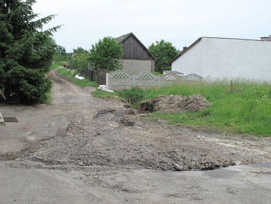 WODA SPŁUKAŁA DROGI I KIESZENIE 