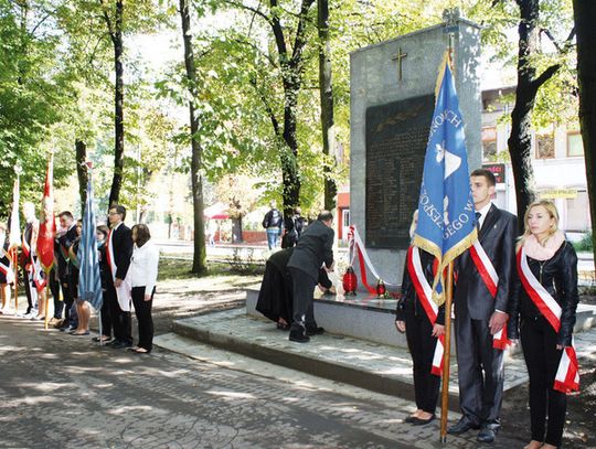 POMNIK „PŁOMIENIA” W ALEI PAMIĘCI WETERANÓW