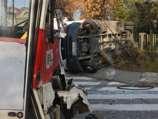 AUTOBUS ZDERZYŁ SIĘ Z DOSTAWCZAKIEM