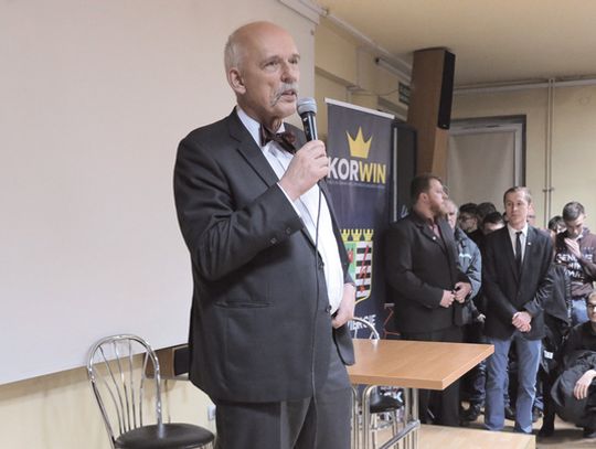 Tłum młodych ludzi czekał na Janusza Korwina-Mikke