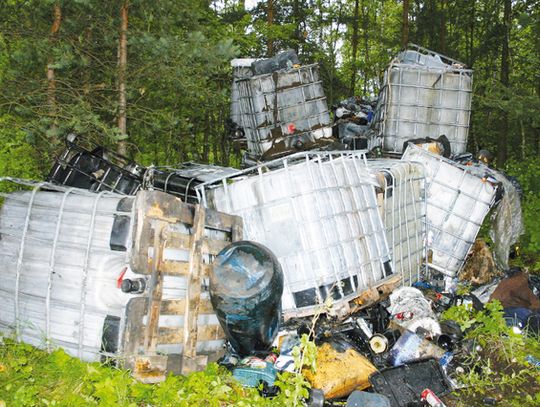 OKOŁO 70 BECZEK W LESIE, KTO ŚMIECI?