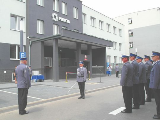 LIBACJE W HOTELACH, NAGI KOMENDAT W BASENIE I NIEBIESKIE TAKSÓWKI