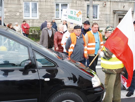 WŚCIEKLI KIEROWCY CHCIELI ROZJECHAĆ PROTESTUJĄCYCH