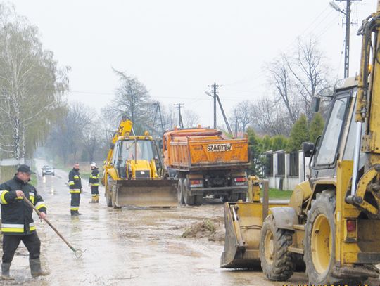 MASY BŁOTA, KAMIENI, GAŁĘZI SPARALIŻOWAŁY PILICĘ