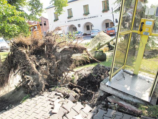 ZERWANY DACH URZĘDU ZNISZCZONY RYNEK