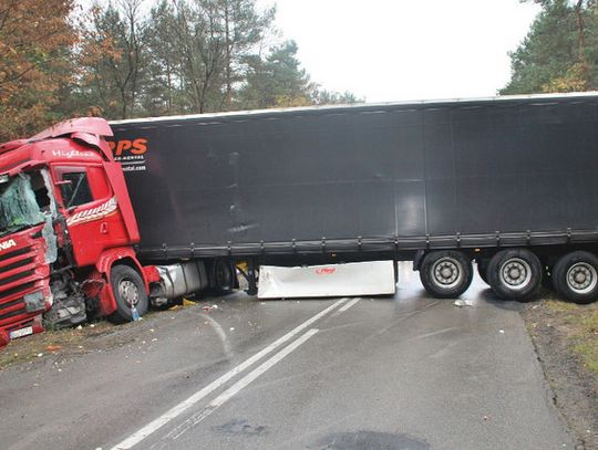 KOLIZJA ZABLOKOWAŁA DROGĘ NA 2 GODZINY