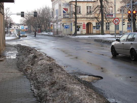 ZIMA NISZCZY DROGI I.. DROGOWCÓW!