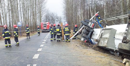 STRAŻACY EWAKUOWALI OKOLICZNYCH MIESZKAŃCÓW