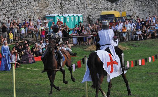 RYCERZE ZMIERZYLI SIĘ NA ZAMKU