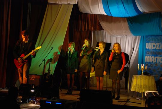 PORĘBA: CIEKAWE MIASTO, CIEKAWYCH LUDZI