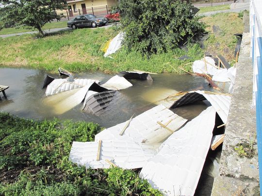 ZERWANY DACH URZĘDU ZNISZCZONY RYNEK