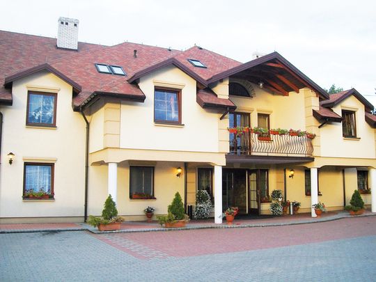 12-latek CHCIAŁ SKOCZYĆ Z DACHU RESTAURACJI