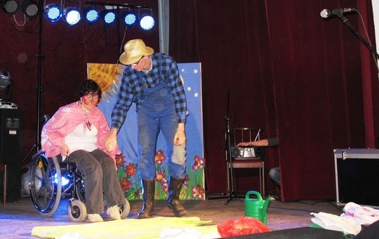 NIEPEŁNOSPRAWNI WYSTĄPILI W ŁAZACH