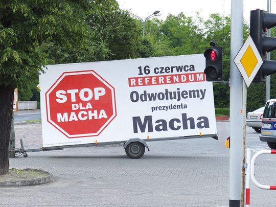 DUŻO ZA MAŁO NA MACHA