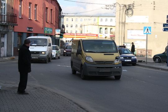 KOBIETA POTRĄCONA NA PRZEJŚCIU