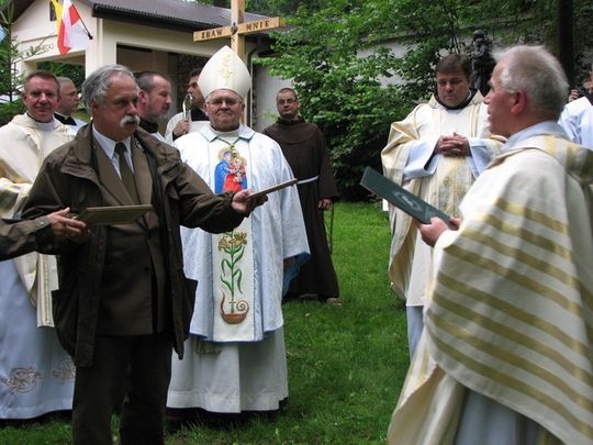 OLKUSCY LEŚNICY POSADZILI PAPIESKIE DRZEWKA