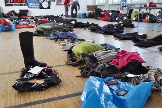 POLICJANCI CZUWAJĄ NAD BAGAŻAMI