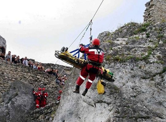 RATOWNICY ĆWICZYLI W OGRODZIEŃCU