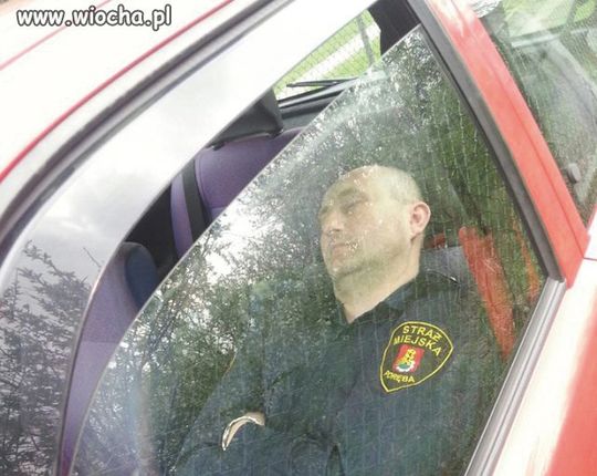 ŚPIĄCY KOMENDANT BOHATEREM INTERNETU