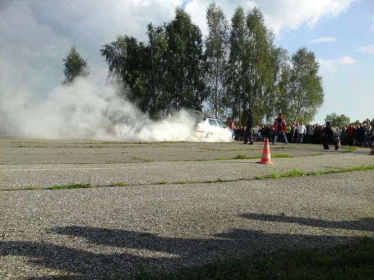 PALENIE GUMY I PISK OPON