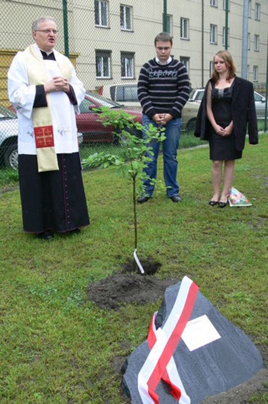 DĄB PAMIĘCI, BY NIE ZAPOMNIEĆ