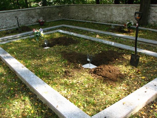 Nowe krzyże na cmentarzu wojennym