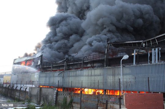 OGROMNY POŻAR. SPALIŁA SIĘ HALA RECYKLINGU!