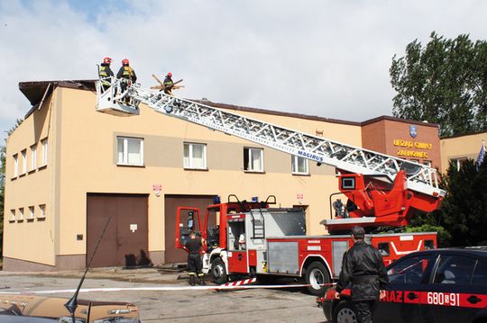 ZERWANY DACH URZĘDU ZNISZCZONY RYNEK