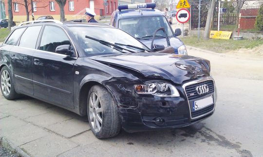 SZALENIEC PO PIJAKU TARANOWAŁ SAMOCHODY