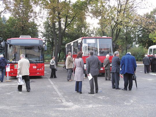AUTOBUS CZERWONY PRZEZ ULICE MEGO MIASTA MKNIE