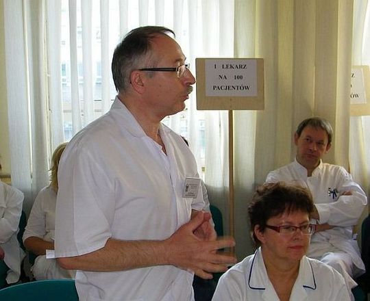 ZA KONTAKT Z MEDIAMI DYSCYPLINARKA I NA BRUK!