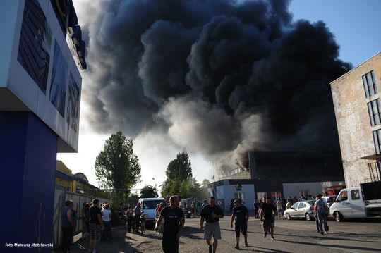 OGROMNY POŻAR. SPALIŁA SIĘ HALA RECYKLINGU!