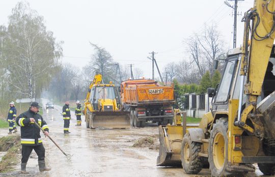 MASY BŁOTA, KAMIENI, GAŁĘZI SPARALIŻOWAŁY PILICĘ
