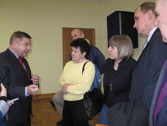 RADNI ZAGŁOSOWALI ZA PRZEKAZANIEM SZKOŁY W BZOWIE