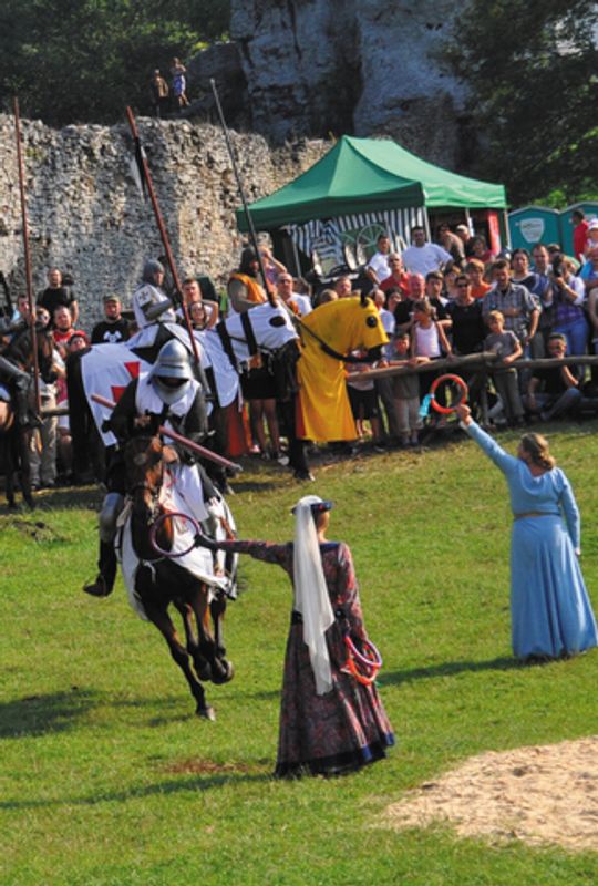 RYCERZE ZMIERZYLI SIĘ NA ZAMKU