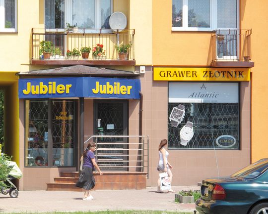 OKRADLI JUBILERA NA ŻABKACH