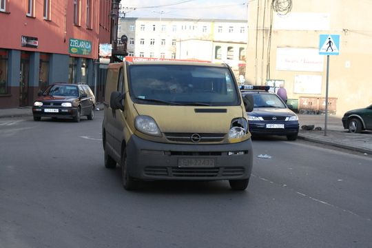 KOBIETA POTRĄCONA NA PRZEJŚCIU