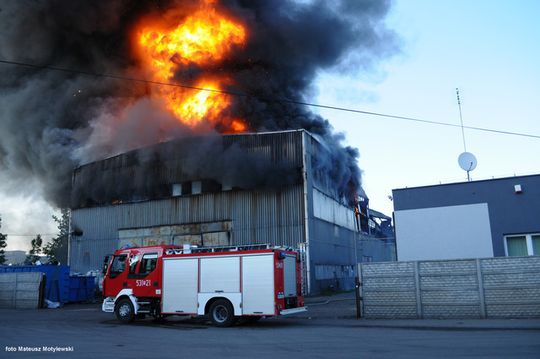 OGROMNY POŻAR. SPALIŁA SIĘ HALA RECYKLINGU!