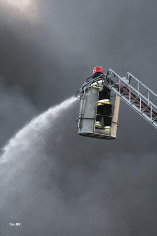 OGROMNY POŻAR. SPALIŁA SIĘ HALA RECYKLINGU!