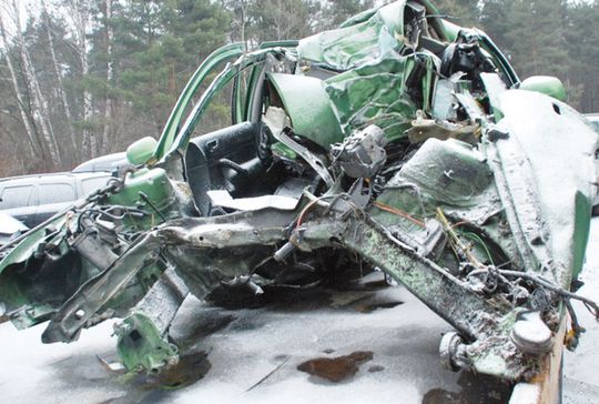 ŚMIERĆ W ZMIAŻDŻONYM SAMOCHODZIE