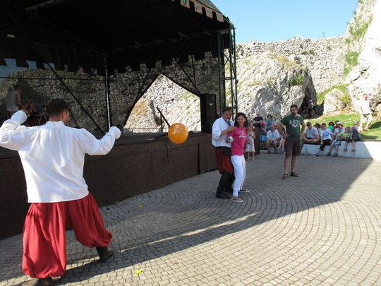 SZWEDZI ZNÓW NA ZAMKU