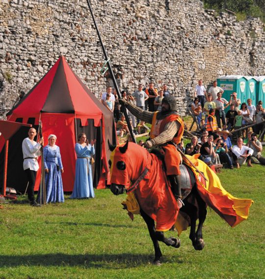 RYCERZE ZMIERZYLI SIĘ NA ZAMKU