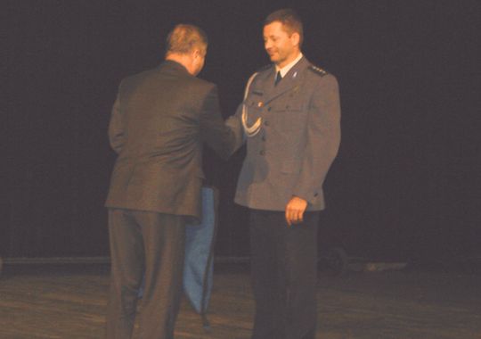 RADNY Z ZARZUTAMI WRĘCZAŁ PREZENT POLICJANTOM!