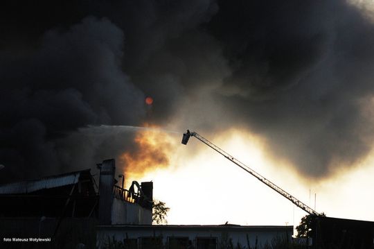 OGROMNY POŻAR. SPALIŁA SIĘ HALA RECYKLINGU!