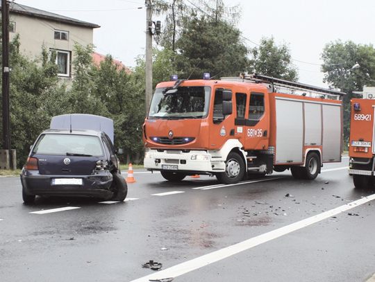 KIEROWCA FORDA UDERZYŁ W GOLFA