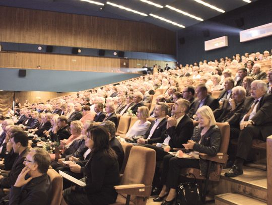 LIDER ICH TROJE W ROLI KONFERANSJERA