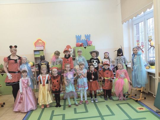 NA KORYTARZACH POSTACIE Z BAJEK