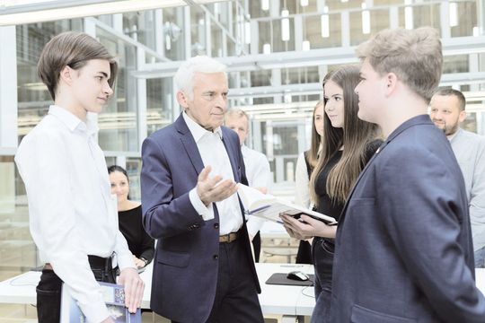 O roli sztuki w walce ze smogiem, innowacjach społecznych, wsparciu dla małych i średnich firm oraz nadchodzącej Wielkanocy - rozmowa z Jerzym Buzkiem, Posłem do Parlamentu Europejskiego, Przewodniczącym Parlamentu Europejskiego (2009-2012) i Premierem RP (1997-2001)